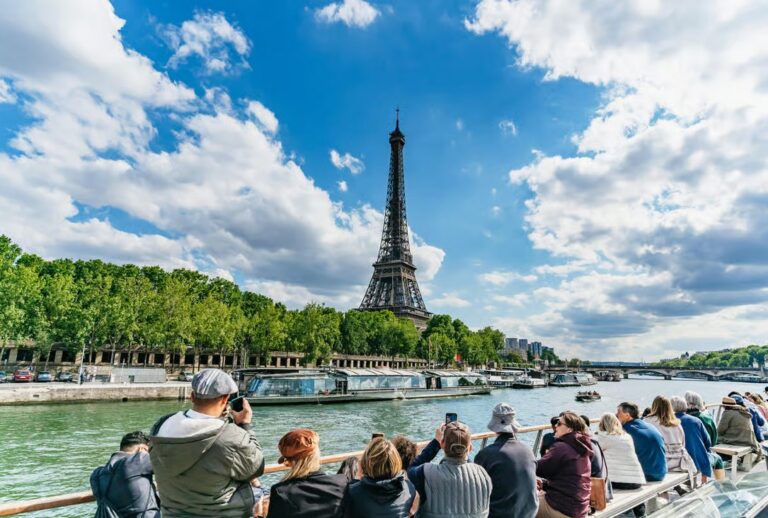 1-Hour Seine River Cruise Departing from the Eiffel Tower
