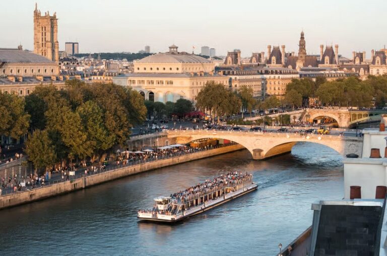 Panoramic cruise on the Seine aboard Bateaux Mouches®