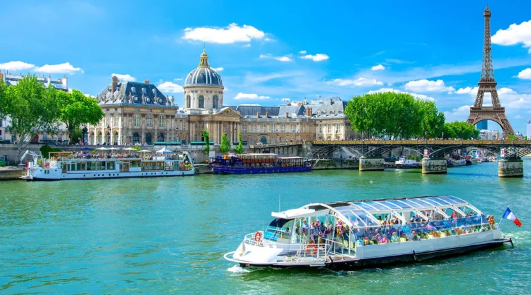 Cruise on the Seine among the monuments of Paris