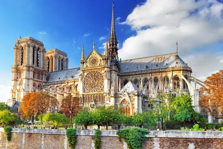 Guided tour of Notre-Dame with interior and exterior visits