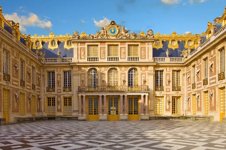 Guided tour of the Palace of Versailles with priority access
