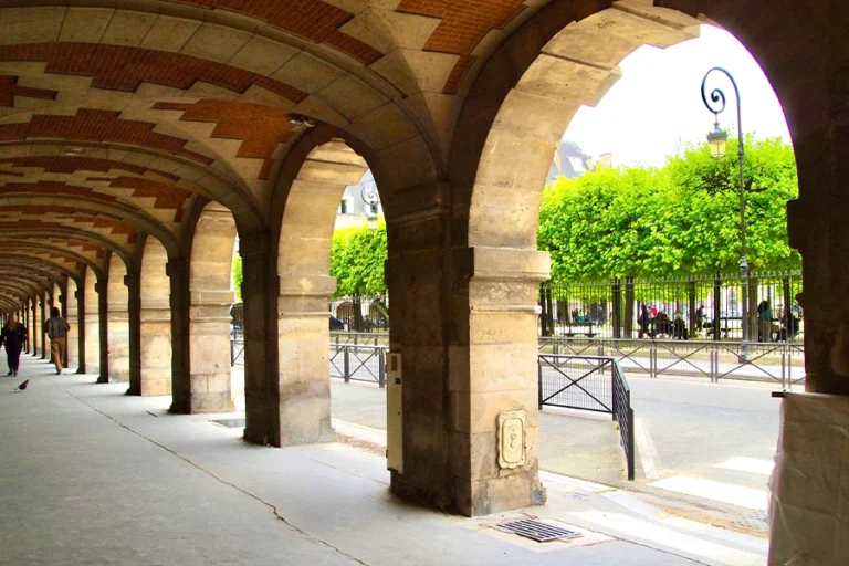 Paris: Guided Tour of the Marais and Jewish Quarter for 12 People
