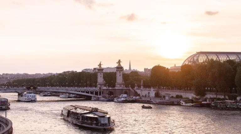 Paris: Evening Cruise with Happy Hour on the Seine