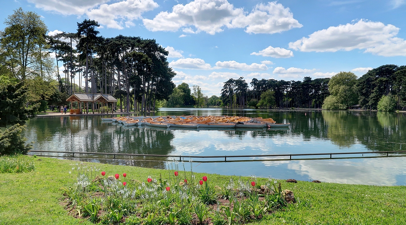 Bois de Boulogne and its large lake
