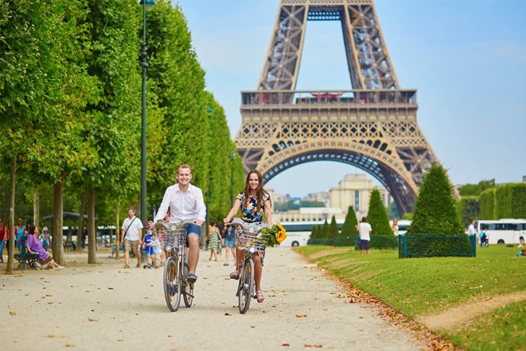 Bike tour of the city's treasures