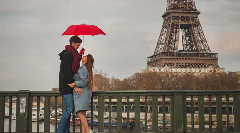 Paris: Eiffel Tower Photoshoot with a Professional