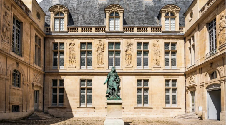Internal courtyard of the Carnavalet Museum