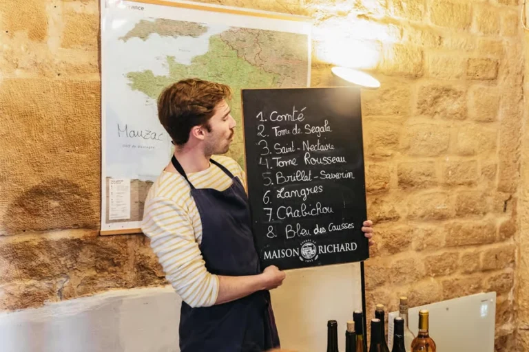 Cheese and wine tasting in Montmartre with a local cheesemaker