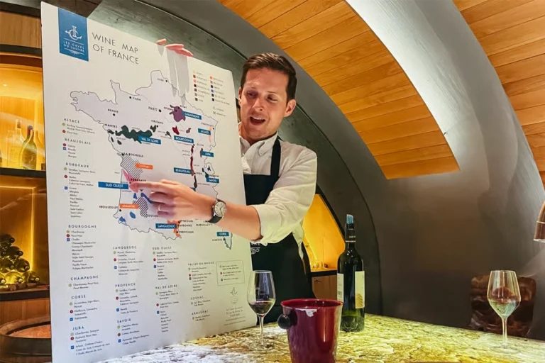 Paris: Guided Tour of the Louvre Caves with Wine Tasting