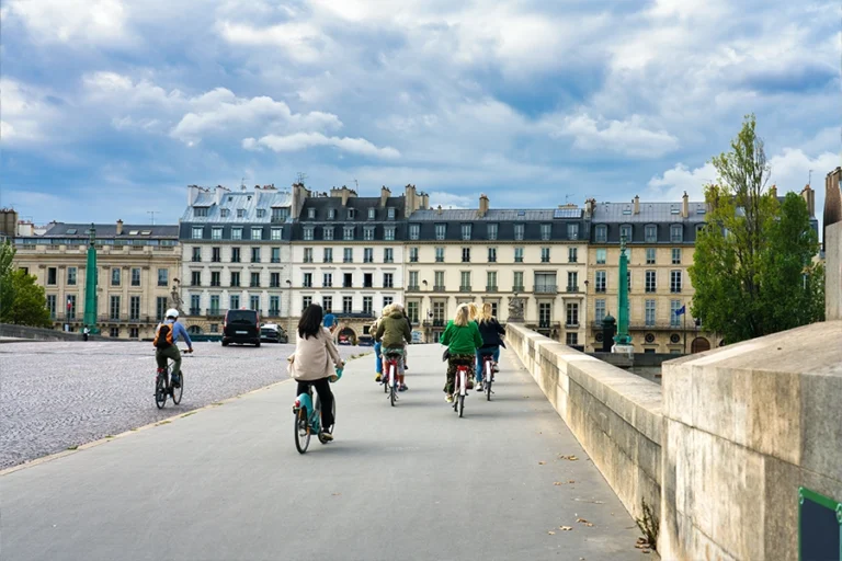4-Hour Paris Bike Tour: Off the Beaten Path