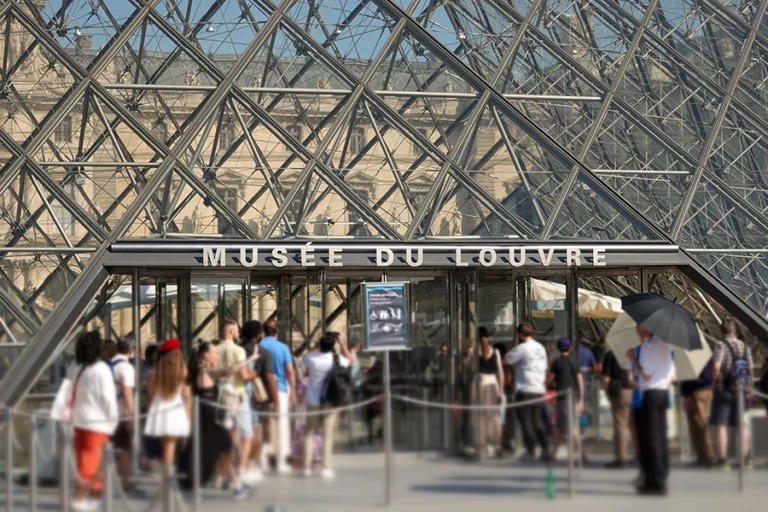 Reserved access, guided tour of the Louvre Museum with an expert