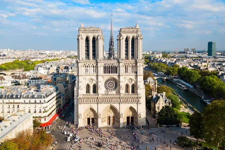 Paris: Guided Tour Inside and Outside Notre-Dame Cathedral