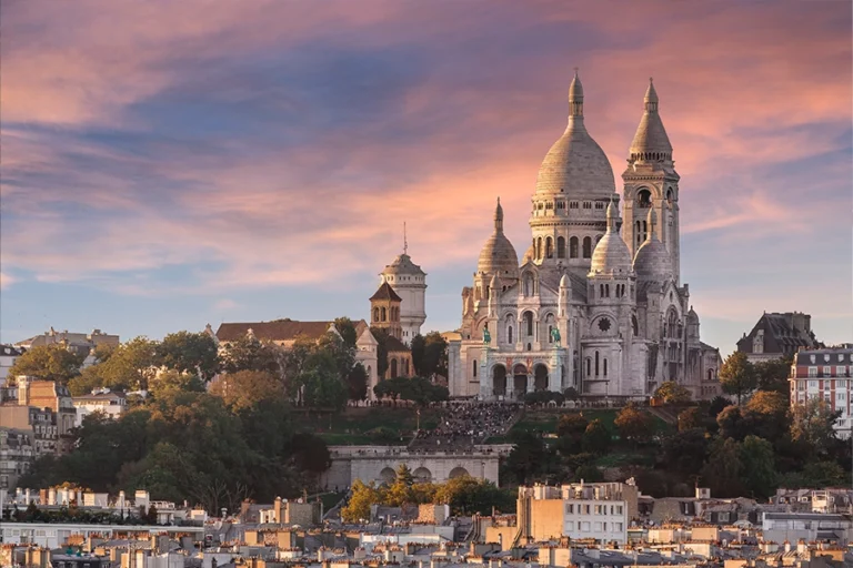 Montmartre: Small-Group Walking Tour with a Local Guide
