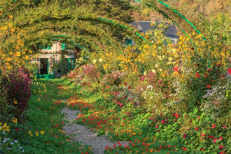 Giverny Village Walking Tour and Entrance to Monet's Garden