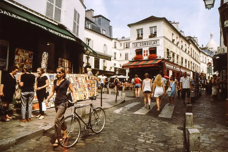 Paris: Private Walking Tour with a Local