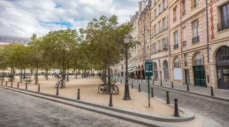 Place Dauphine seen from the entrance