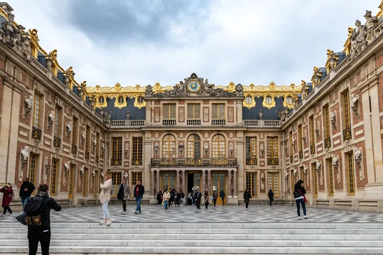 Guided tour of the Palace of Versailles with priority entrance and full access