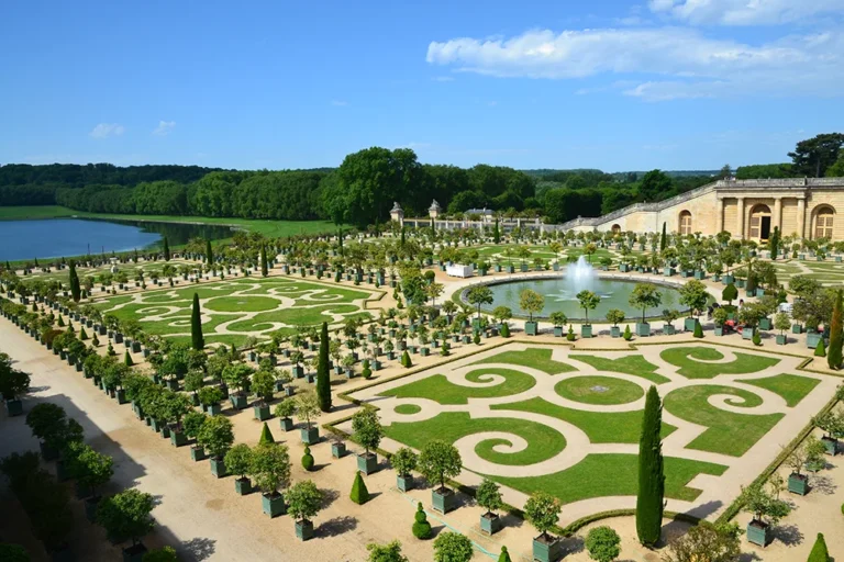 Guided tour of the Palace of Versailles from Paris with access to the Gardens