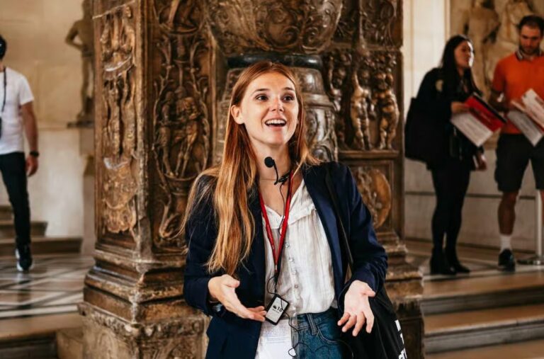 Reserved access and guided tour of the Louvre Museum with an expert guide