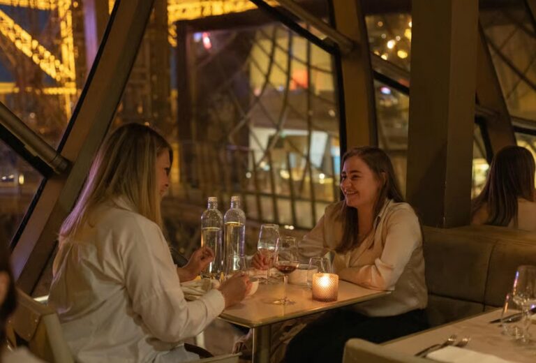 Refined dinner at the Eiffel Tower with drinks included