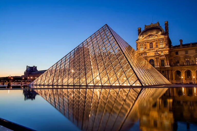 Louvre Guided Tour with Reserved Access and Seine River Cruise