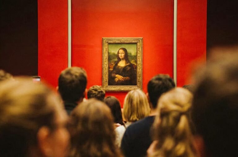 Priority access and guided tour of the Louvre with a focus on the Mona Lisa