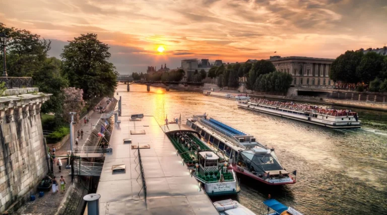Paris: Evening Champagne Cruise on the Seine