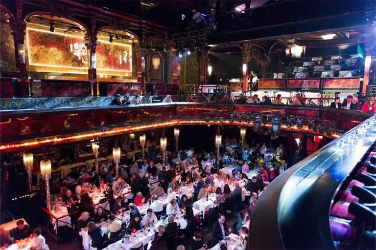 Paris: Dinner and 3-Course Show at Paradis Latin Cabaret