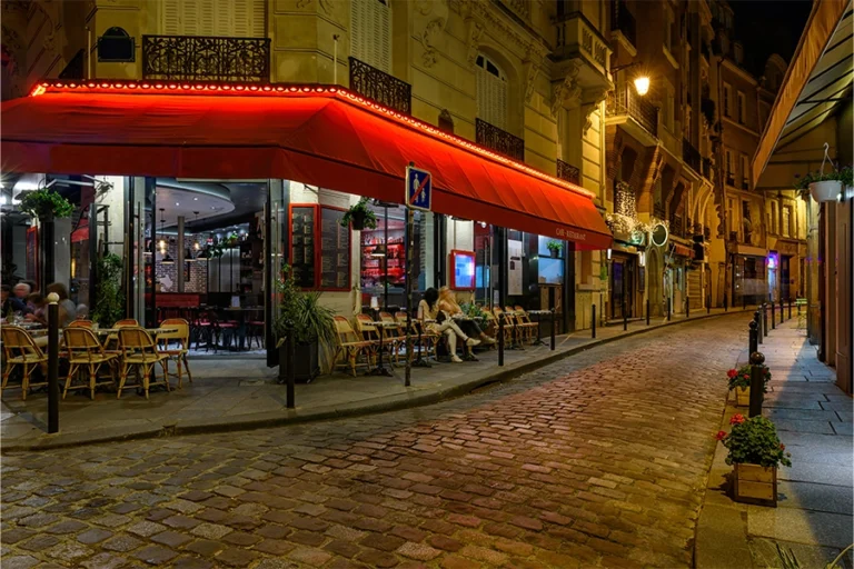 Paris: Cultural Evening Bus Tour with Dinner