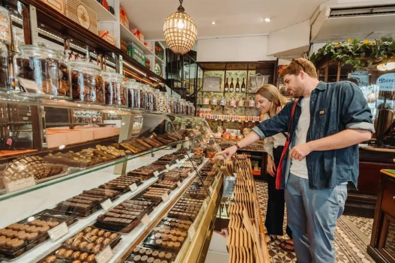 A walking food tour to discover pastry and chocolate