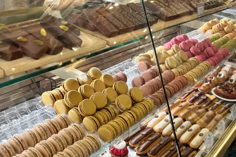 Guided food tour in the Marais with tastings