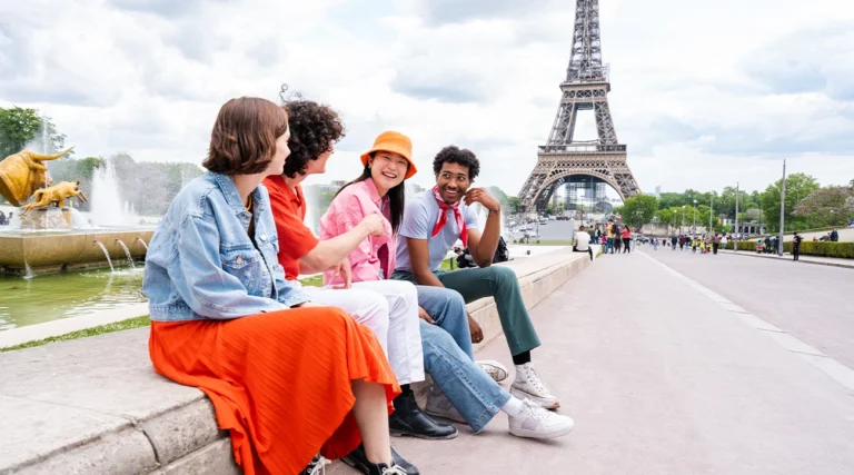 Private tour of Paris in front of the Eiffel Tower