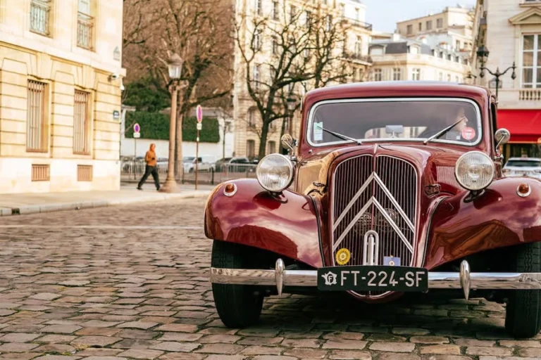 Private guided city tour aboard a Traction Avant or DS 21