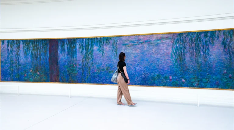 Tourist in front of the Water Lilies Orangerie Museum
