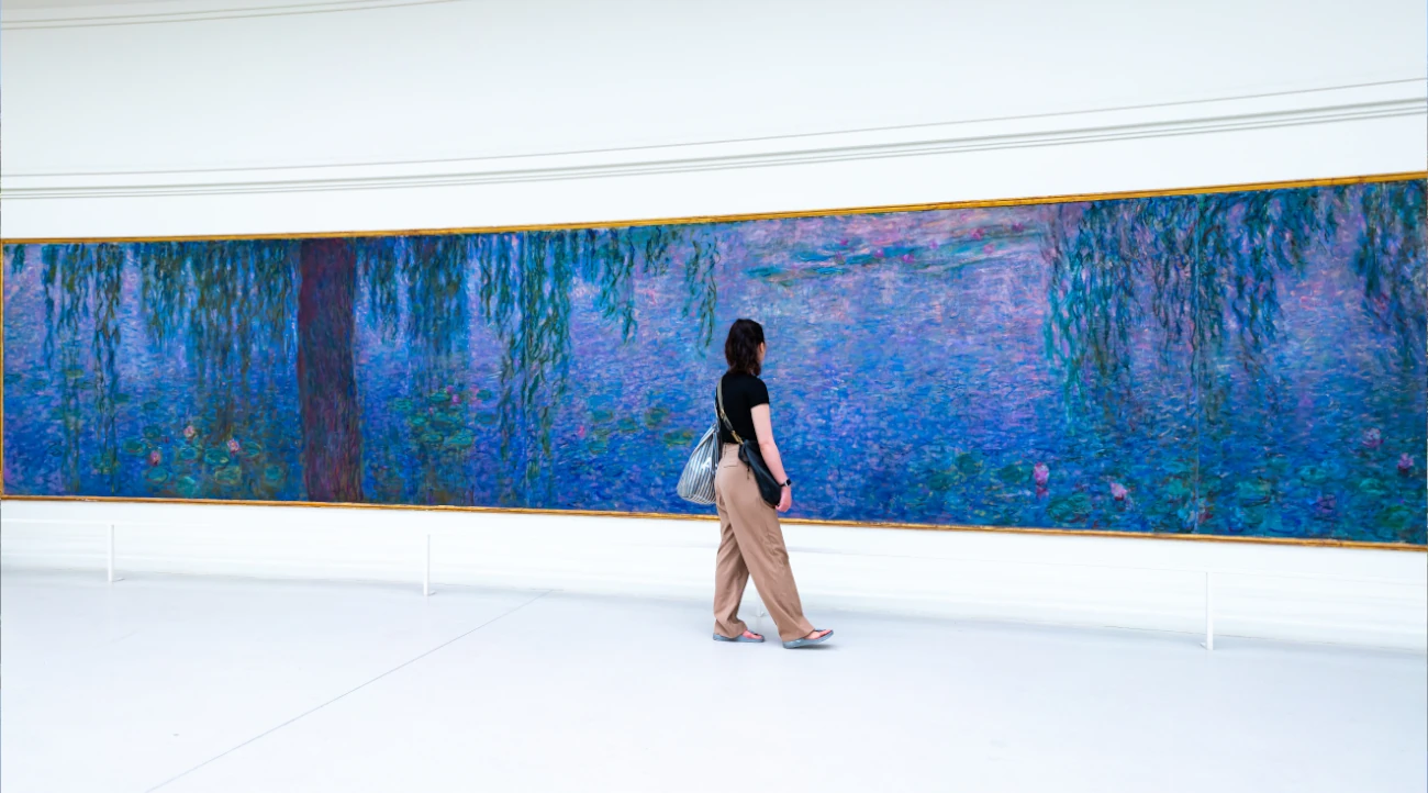 Tourist in front of the Water Lilies Orangerie Museum