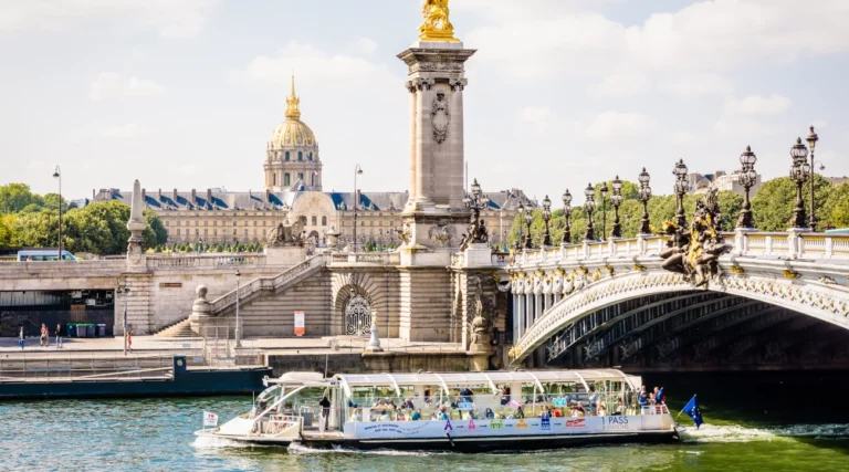 A batobus at the height of Pont Alexandre III