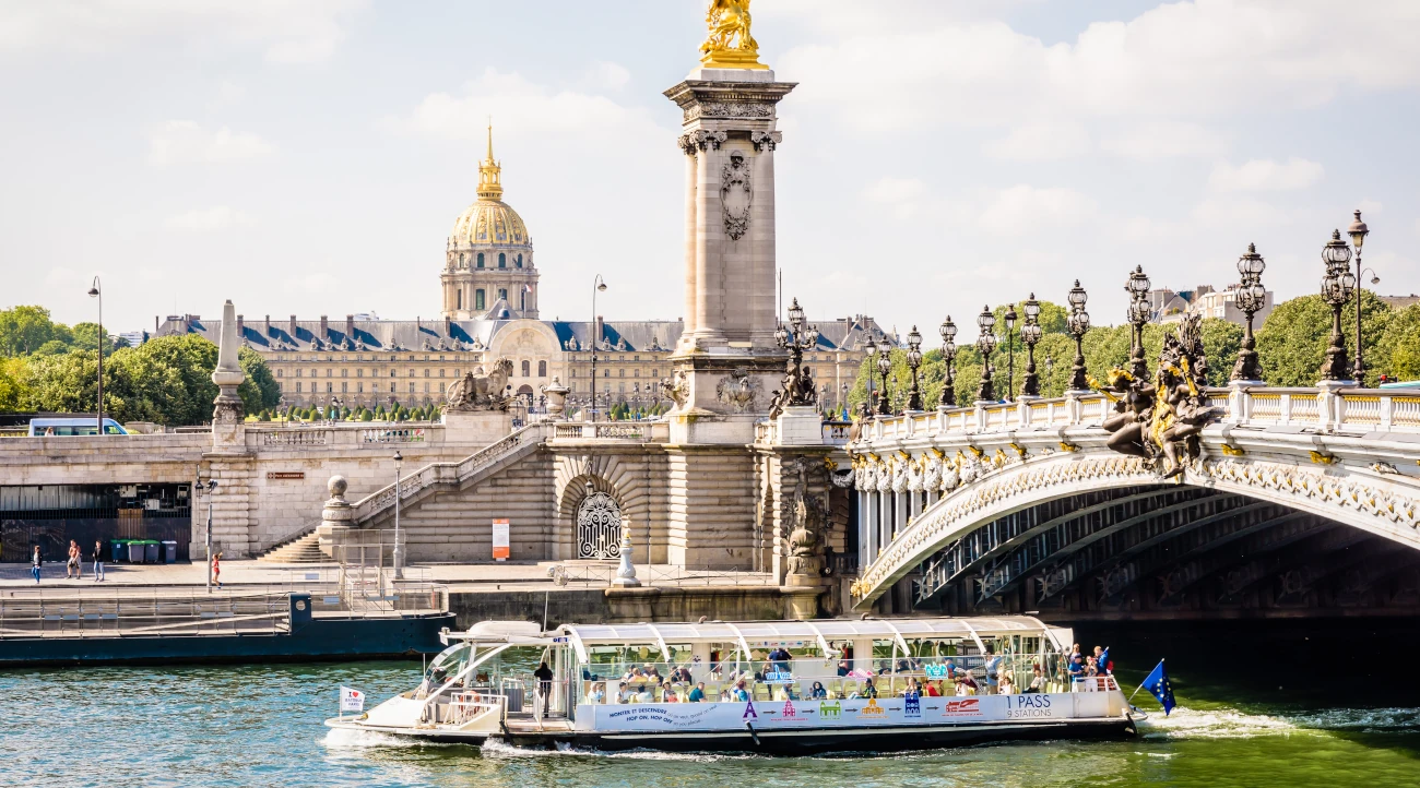 A batobus at the height of Pont Alexandre III