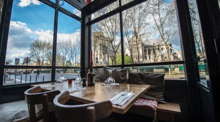 Restaurant with a view of Notre Dame