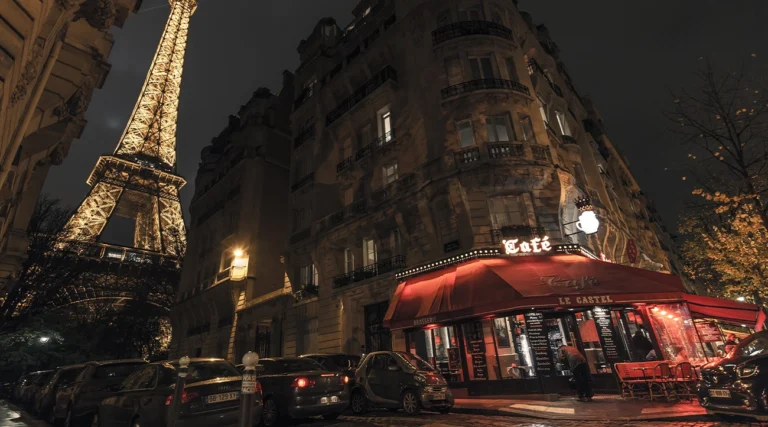Restaurant behind the Eiffel Tower