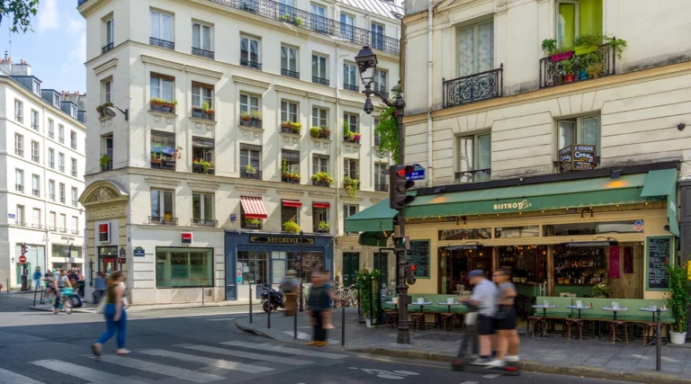 Scenes of city life in Le Marais